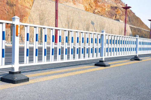 道路護(hù)欄的安裝注意細(xì)節(jié)是什么？樂意道路護(hù)欄